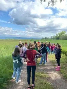 Teilnehmer stehen zusammen auf einer Wiese