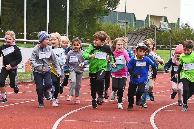 Bild »Start_Schueler_1.jpg« aus der Galerie »Herbstlauf am 12. Oktober 2024«