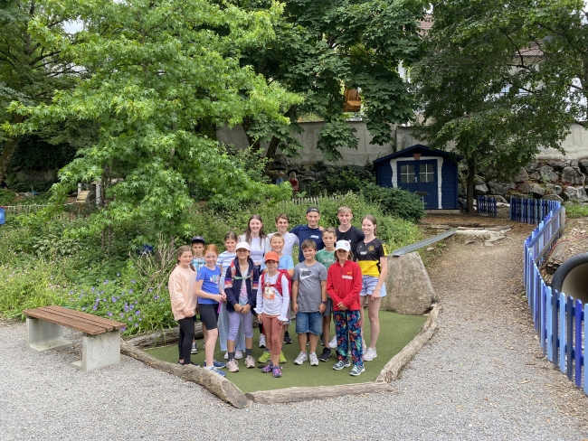 Gruppenbild auf einer Minigolfanlage