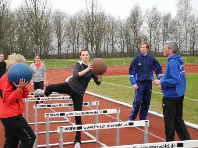 Bild »DSCN0065.JPG« aus der Galerie »Lehrgang Sprint und Hürdensprint«