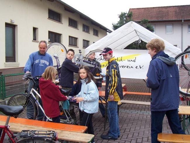 Bild »fahr05_01.jpg« aus der Galerie »LFV Jugend: Fahrradputzaktion«