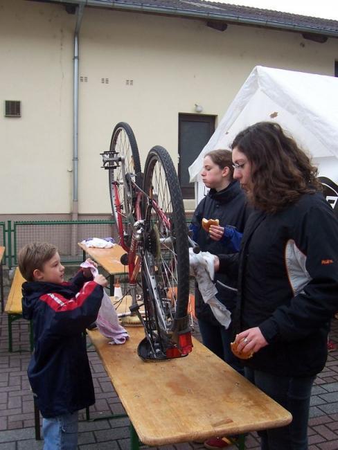 Bild »fahr05_05.jpg« aus der Galerie »LFV Jugend: Fahrradputzaktion«