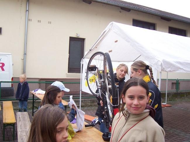 Bild »fahr05_16.jpg« aus der Galerie »LFV Jugend: Fahrradputzaktion«