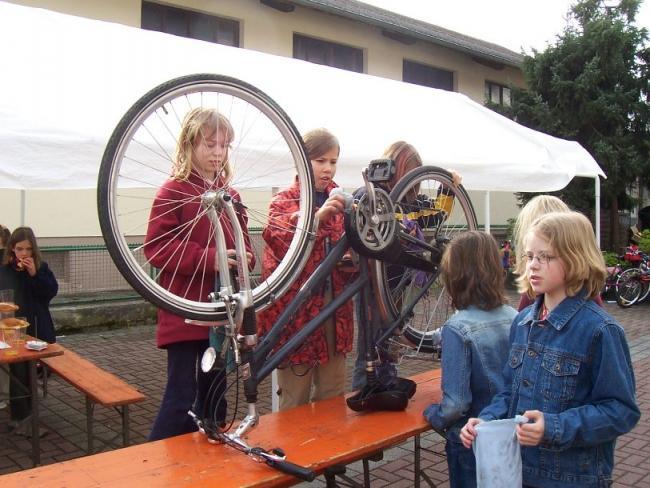 Bild »fahr05_21.jpg« aus der Galerie »LFV Jugend: Fahrradputzaktion«