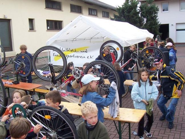 Bild »fahr05_27.jpg« aus der Galerie »LFV Jugend: Fahrradputzaktion«