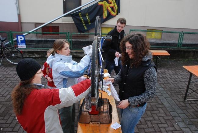 Bild »radpuak_008.jpg« aus der Galerie »LFV Jugend: Fahrradputzaktion«