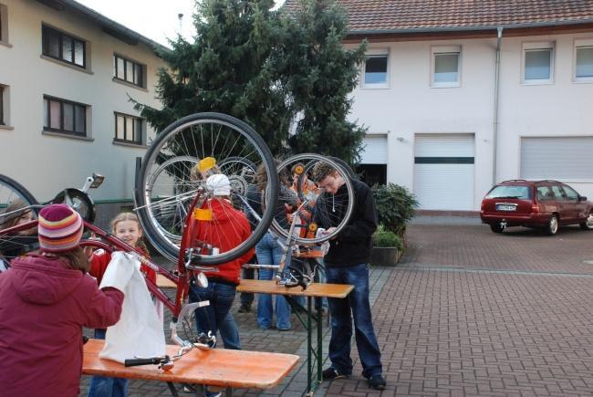 Bild »radpuak_019.jpg« aus der Galerie »LFV Jugend: Fahrradputzaktion«