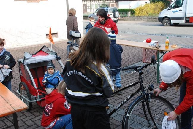 Bild »radpuak_023.jpg« aus der Galerie »LFV Jugend: Fahrradputzaktion«