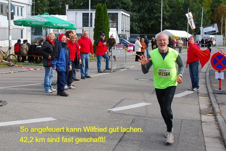 So angefeuert kann Wilfried gut lachen. 42,2km sind fast geschafft! So angefeuert kann Wilfried gut lachen. 42,2km sind fast geschafft!