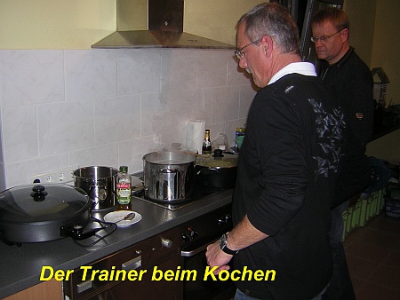 Der Trainer beim Kochen Der Trainer beim Kochen
