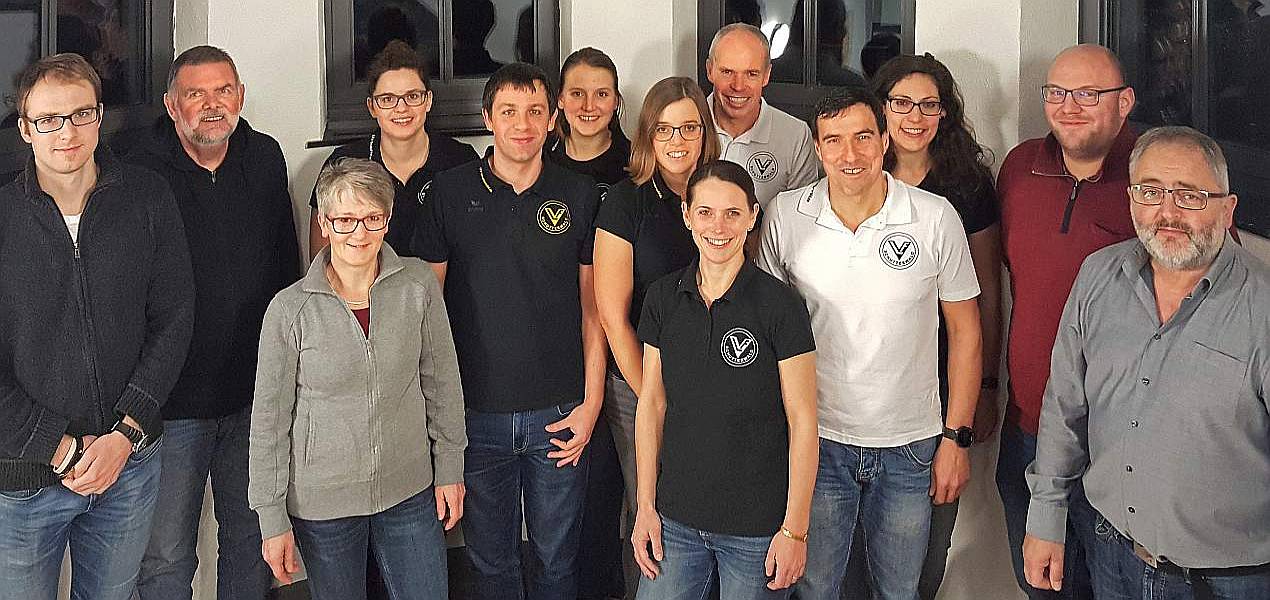 <strong>Unser Vorstand</strong> (von links nach rechts):<br>Martin Gabel, Achim Richter, Ulrika Haltmeyer, Dorothea Schley, Benjamin Wieder, Bianca Spieß, Christine Schley, Anne Karina Feldmeth, Harold Schley, Uwe Braun, Katrin Kienzler, Kevin Maier, Rainer Dries Gruppenfoto des Vorstandes