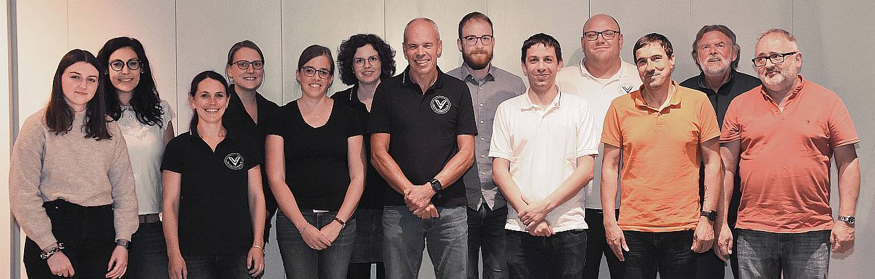 <strong>Unser Vorstand</strong> (von links nach rechts):<br>Antonia Görlitz, Katrin Kienzler, Anne Karina Feldmeth, Bianca Spies, Christine Schley, Dorothea Schley, Harold Schley, Martin Gabel, Benjamin Wieder, Kevin Maier, Uwe Braun, Achim Richter, Rainer Dries (es fehlt Hannah Junker) Gruppenfoto des kompletten Vorstandes
