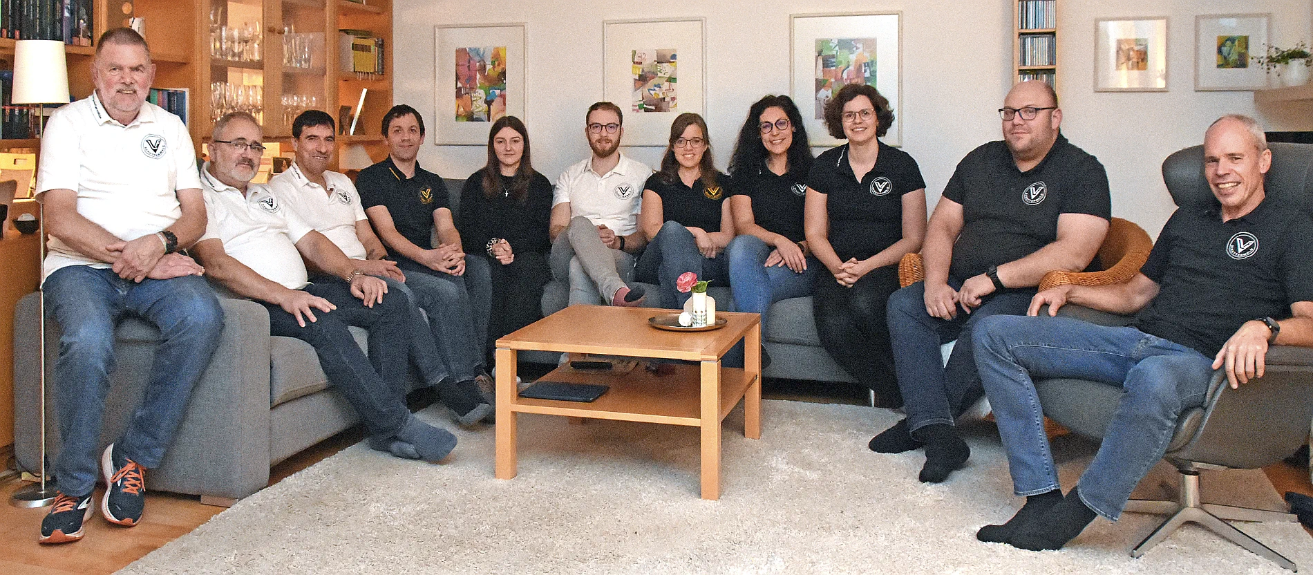 <strong>Unser Vorstand</strong> (von links nach rechts):<br>Achim Richter, Rainer Dries, Uwe Braun, Benjamin Wieder, Antonia Görlitz, Martin Gabel, Christine Schley, Kathrin Kienzler, Dorothea Schley, Kevin Maier, Harold Schley (es fehlen Anne Karina Feldmeth und Linus Höll) Gruppenfoto des kompletten Vorstandes
